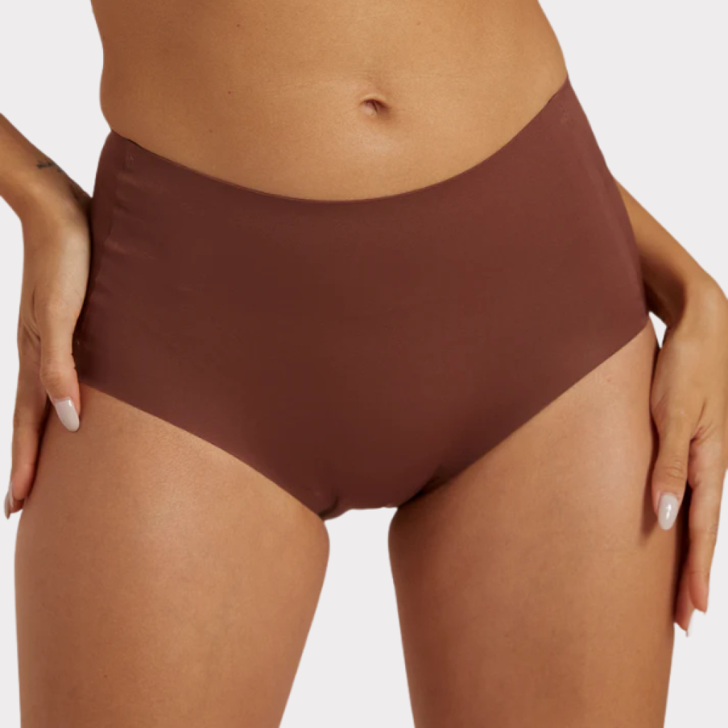 Invisible Highwaist Maxi Trusser Chokolate er Højtaljede brune trusser til kvinder der ser næsten usynlige ud.