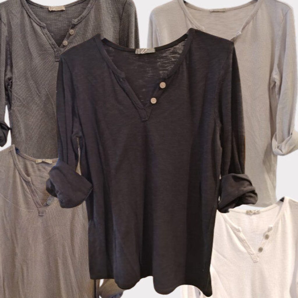 Ribstrikket T-shirt med stolpelukning i fem forskellige farver