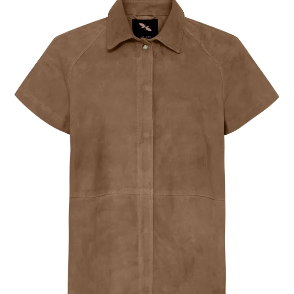 Skjorte_i_ruskind_med_korte_aermer-Skjorter-100347-Nude_Brown_w._Silver_acc._1000x