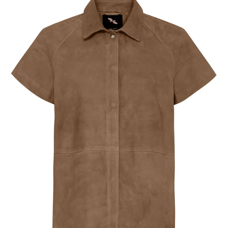 Skjorte_i_ruskind_med_korte_aermer-Skjorter-100347-Nude_Brown_w._Silver_acc._1000x