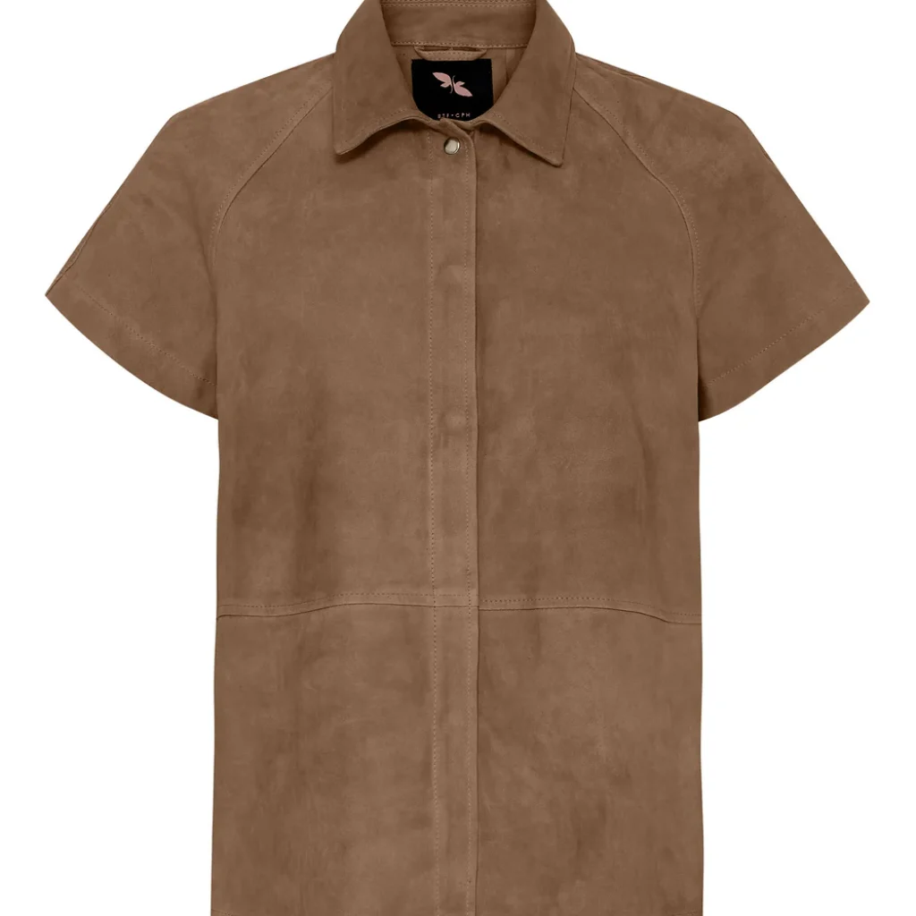 Skjorte_i_ruskind_med_korte_aermer-Skjorter-100347-Nude_Brown_w._Silver_acc._1000x