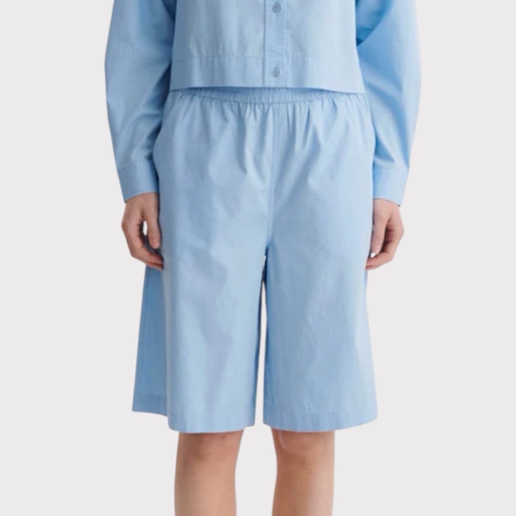 Lys blå shorts med elastisk talje. Basic Apparel Silje Bermuda Shorts Frosen Fjord i Lyseblå